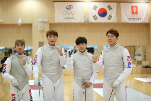 아시안게임 펜싱 남자 플뢰레 선수들. 왼쪽부터 허준, 손영기, 이광현, 하태규. 연합뉴스