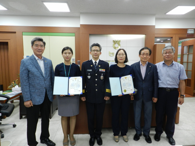 김은경(왼쪽 두 번째)·채옥화(왼쪽 네 번째) 씨가 감사장을 펼쳐 보이고 있다. 칠곡경찰서 제공