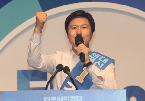 더불어민주당 김해영 최고위원 후보가 25일 오후 서울 올림픽 체조경기장에서 열린 전국대의원대회에서 정견발표를 하고 있다. 연합뉴스
