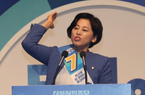 더불어민주당 남인순 최고위원 후보가 25일 오후 서울 올림픽 체조경기장에서 열린 전국대의원대회에서 정견발표를 하고 있다. 연합뉴스