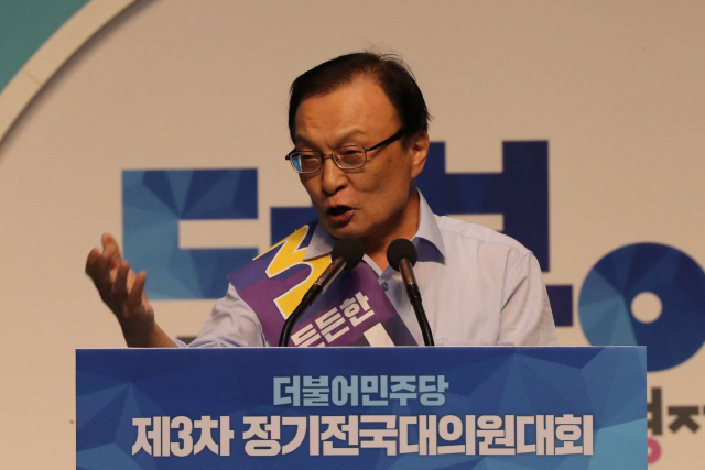 더불어민주당 이해찬 당대표 후보가 25일 오후 서울 올림픽 체조경기장에서 열린 전국대의원대회에서 정견발표를 하고 있다. 연합뉴스