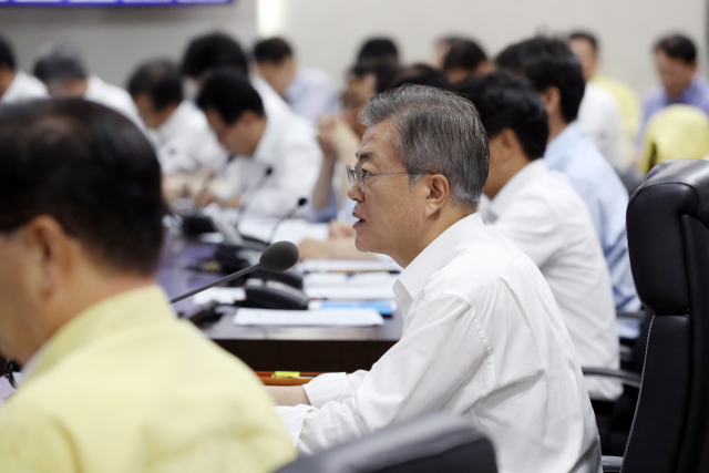 문재인 대통령이 지난 23일 오전 청와대 국가위기관리센터 상황실에서 열린 제19호 태풍 