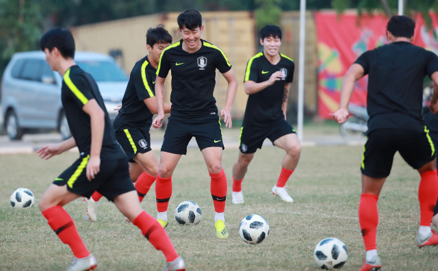 2018 자카르타-팔렘방 아시안게임에 출전 중인 축구 국가대표팀 손흥민이 지난 25일 인도네시아 자카르타 인근 라판간의 훈련장에서 동료 선수들과 공 뺏기 게임을 하며 밝게 웃고 있다. 연합뉴스