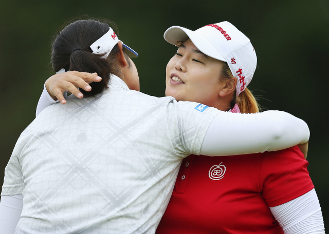 안선주가 8일 일본 홋카이도 호쿠토시 암빅스 하코다테 클럽(파72·6천378야드)에서 열린 일본여자프로골프(JLPGA) 투어 닛폰햄 레이디스 클래식(총상금 1억엔)에서 우승을 차지한 뒤 기뻐하고 있다. 연합뉴스