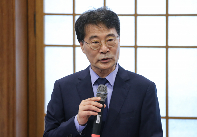 장하성 청와대 정책실장이 26일 오후 청와대 춘추관에서 열린 간담회에서 발언하고 있다. 장 실장은 이날 간담회에서 소득주도 성장과 관련한 최근 논란에 관해 설명했다. 연합뉴스