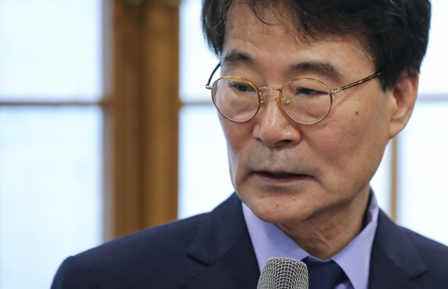 장하성 청와대 정책실장이 26일 오후 청와대 춘추관에서 열린 간담회에서 발언하고 있다. 장 실장은 이날 간담회에서 소득주도 성장과 관련한 최근 논란에 관해 설명했다. 연합뉴스