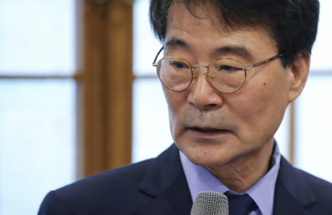 장하성 청와대 정책실장이 26일 오후 청와대 춘추관에서 열린 간담회에서 발언하고 있다. 장 실장은 이날 간담회에서 소득주도 성장과 관련한 최근 논란에 관해 설명했다. 연합뉴스