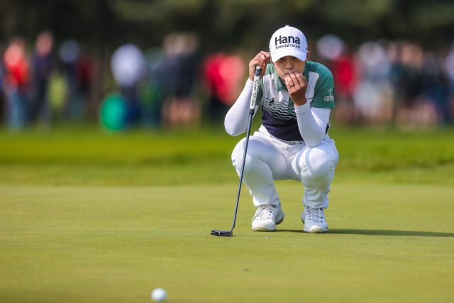 박성현이 26일(한국시각) 미국여자프로골프(LPGA)투어 CP여자오픈 3라운드 16번홀에서 퍼팅 라이을 보고 있다. USA투데이연합뉴스