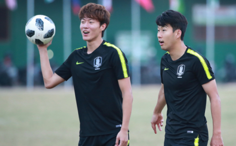 2018 자카르타-팔렘방 아시안게임에 출전 중인 축구 국가대표팀 손흥민(오른쪽)과 황의조가 25일 자카르타 인근 라판간의 훈련장에서 몸을 풀며 족구 게임을 하고 있다. 연합뉴스