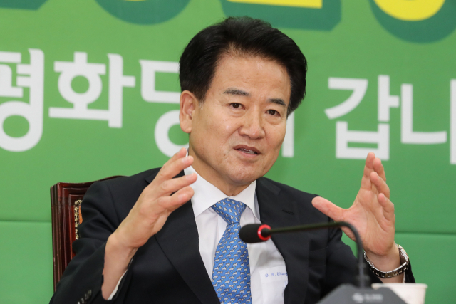 지난 23일 오전 국회에서 정동영 민주평화당 신임 대표가 한국지방신문협회 공동취재단과 인터뷰를 가졌다. 정 대표가 정국현안에 대해 설명하고 있다. / 한국지방신문협회 공동취재단