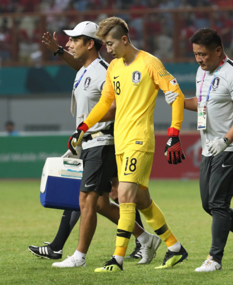 지난 23일 인도네시아 자와바랏주 치카랑의 위바와 묵티 스타디움에서 열린 열린 아시안게임 축구 16강 한국과 이란의 경기에서 조현우가 교체되고 있다. 연합뉴스