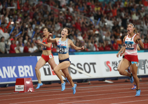 26일 인도네시아 자카르타 겔로라 붕 카르노(GBK) 주경기장에서 열린 여자 100m 허들 결승전. 한국 정혜림이 1위로 결승선을 통과하며 환호하고 있다. 연합뉴스