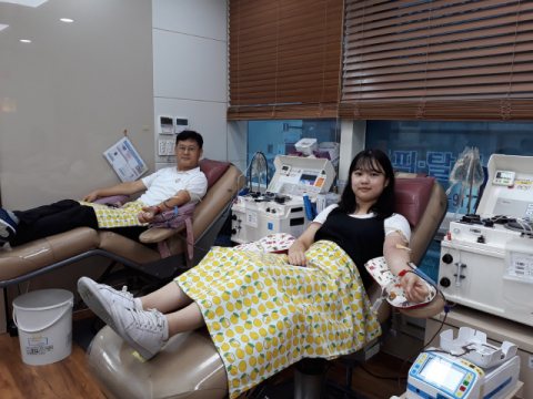 대구한의대학교 부속 포항한방병원에 근무중인 김무욱 총무과장과 딸 김하늘 학생이 함께 헌혈을 하고 있다. 대구한의대 제공