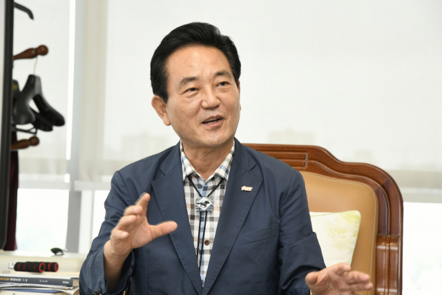 인구 30만 시대를 맞이하는 전국 최고의 웅군(雄郡) 달성군을 이끌어 가고 있는 김문오 군수가 남은 4년 임기 동안의 군정 방향을 밝히고 있다. 김 군수는 민선 7기의 슬로건으로 