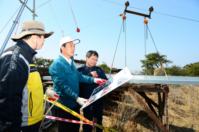 달성군은 테크노폴리스와 국가산업단지 등 양질의 일자리와 신도시 개발, 적극적인 교육 투자를 통해 인구를 끌어들이고 있다. 사업 현장 점검에 나선 김문오 달성군수. 달성군 제공
