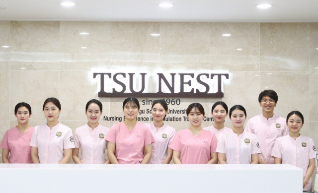 대구과학대 간호학과 학생들이 국내 최대 규모의 간호시뮬레이션랩인 NEST CENTER 로비에서 포즈를 취했다. 대구과학대 제공