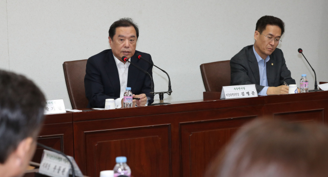 자유한국당 김병준 비상대책위원장이 27일 오후 경기도 시흥시의회에서 열린 비상대책위원회 현장 경청회 