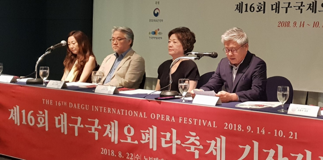 22일 노보텔에서 열린 기자회견에서 배선주 대표가 오페라축제 일정에 대해 설명하고 있다. 대구오페라하우스 제공