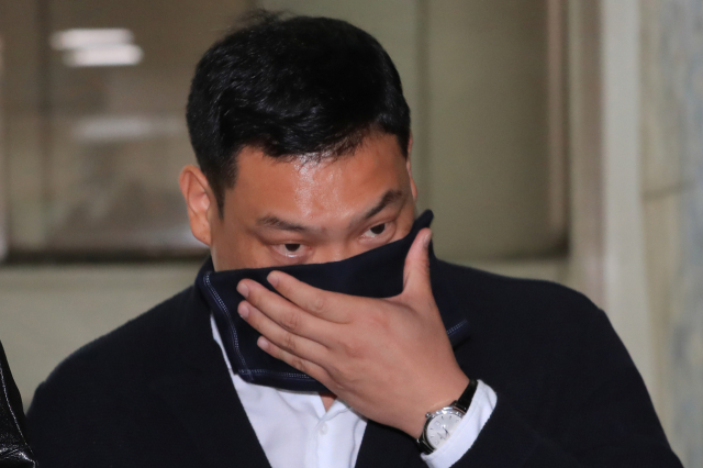 검찰이 6일 서울중앙지법 형사합의30부(황병헌 부장판사) 심리로 열린 재판에서 마약류 복용 혐의로 기소된 유명 요리사 이찬오 씨의 모발 감정 결과 등 유죄 증거들을 설명한 뒤 징역 5년을 구형했다. 별도의 구형 이유는 설명하지 않았다. 사진은 지난달 15일 서울중앙지법에서 열린 첫 공판에 출석하는 이 씨 모습. 연합뉴스