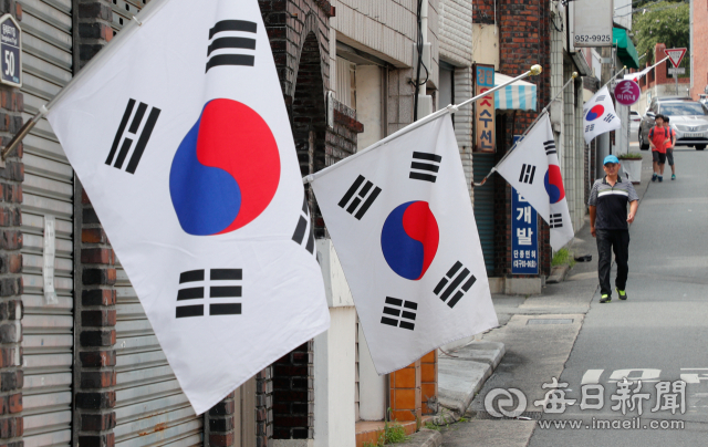 경술국치일인 29일 대구 동구 신암동 주택 곳곳에 조기(弔旗)가 게양돼 있다. 경술국치일은 1910년 일제가 대한제국의 통치권을 빼앗고 강제로 한일병합조약을 체결한 날이다. 대구를 비롯한 광역지자체에서는 이날을 추념하기 위해 조기를 달도록 규정하고 있다. 우태욱 기자 woo@msnet.co.kr