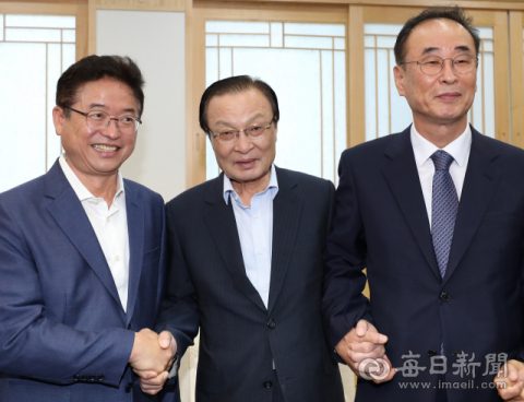 이해찬(가운데) 더불어민주당 대표가 29일 구미시청을 방문, 취임 후 첫 현장 최고위원회의에 앞서 이철우(왼쪽) 경북도지사와 장세용 구미시장의 손을 잡고 인사를 나누고 있다. 정운철 기자 woon@msnet.co.kr