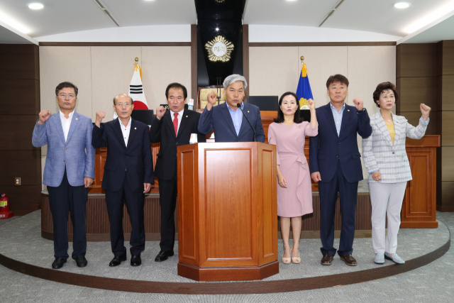 청송군의회는 29일 제231회 임시회 제2차 본회의를 열고 지역에 기업형 돈사 건립을 반대하는 결의안을 의원 만장일치로 채택했다. 청송군 제공
