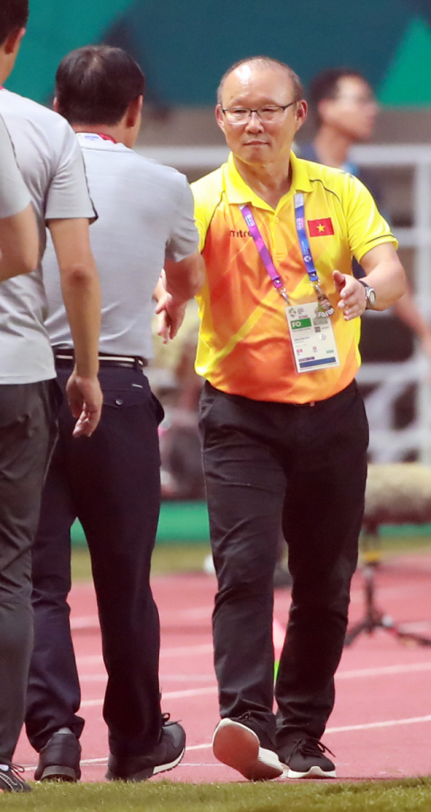 29일 아시안게임 남자축구 준결승 한국과 베트남의 경기 종료 뒤 박항서 감독이 김학범 감독과 악수하고 있다. 연합뉴스