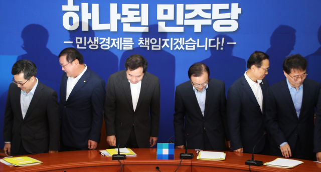 30일 오전 국회에서 열린 고위당정협의에서 참석자들이 포즈를 취한 후 각자 자리로 향하고 있다. 왼쪽부터 김동연 경제부총리 겸 기획재정부 장관, 더불어민주당 김태년 정책위의장, 이낙연 국무총리, 더불어민주당 이해찬 대표, 홍영표 원내대표, 장하성 청와대 정책실장. 연합뉴스