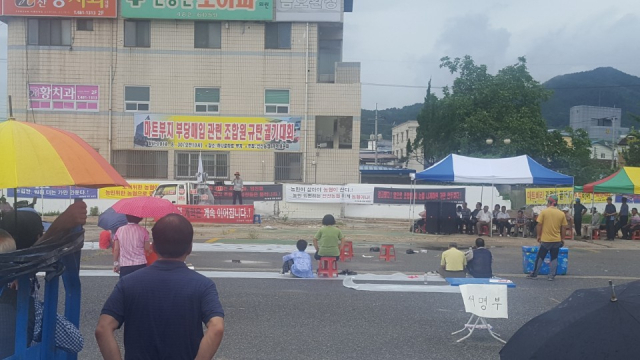 구미 선산농협 개혁추진위 조합원 등 100여 명이 30일 선산농협 하나로마트 부지에서 비리 규탄대회를 열고 있다. 이창희 기자