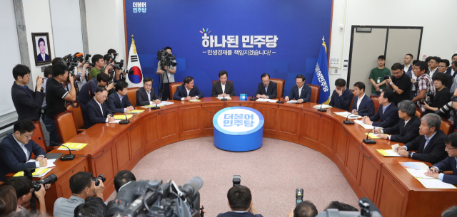 30일 오전 국회에서 열린 고위당정협의에서 더불어민주당 이해찬 대표, 이낙연 국무총리 등이 참석하고 있다. 연합뉴스