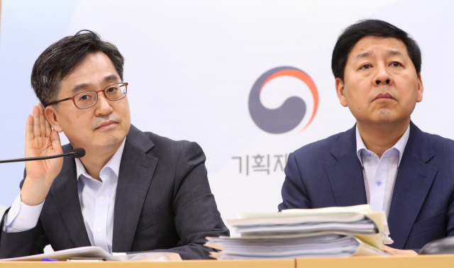 지난 24일 정부세종청사 기획재정부에서 김동연 경제부총리(왼쪽)와 구윤철 예산실장이 2019년 예산안 및 국가재정운용계획 브리핑을 한 뒤 보도진 질문을 듣고 있다. 연합뉴스
