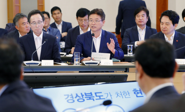 문재인 대통령이 30일 오전 청와대에서 일자리 창출을 주제로 17개 시도지사와 함께 한 