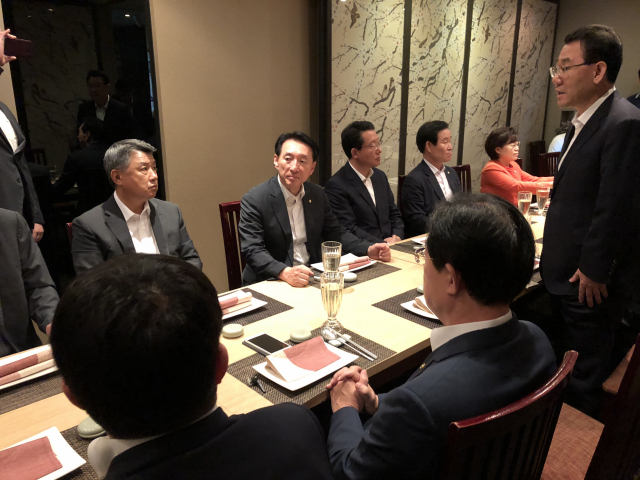 30일 자유한국당 대구경북발전협의회는 서울 여의도의 한 식당에서 오찬 회동을 갖고 내년도 정부 예산안에서 삭감된 지역 예산 관련 대응 방안을 논의했다. 홍준표 기자