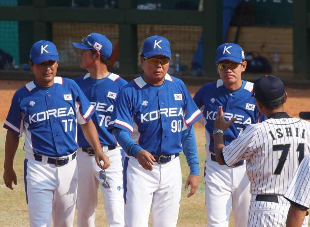 30일 오후(현지시간) 인도네시아 자카르타 겔로라 붕 카르노(GBK) 야구장에서 열린 2018 자카르타·팔렘방 아시안게임 야구 한국 대 일본의 슈퍼라운드 첫 경기. 일본에 5-1로 승리한 한국 대표팀의 선동렬 감독과 코치들이 경기 종료 상대팀과 인사를 나누고 있다. 연합뉴스