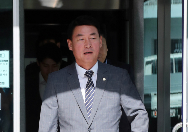 정치자금법 위반 등의 혐의로 기소된 황영철 의원(자유한국당)이 31일 춘천지법에서 열린 재판을 마치고 법정을 나서고 있다. 연합뉴스