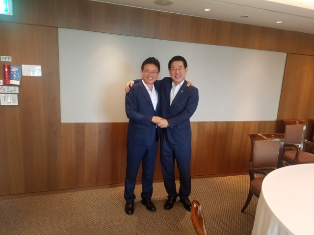 대한민국시도지사협의회 공동부회장에 이름을 올린 이철우(왼쪽) 경북도지사와 김영록 전남도지사가 어깨동무를 하며 기념촬영을 하고 있다. 경북도 제공