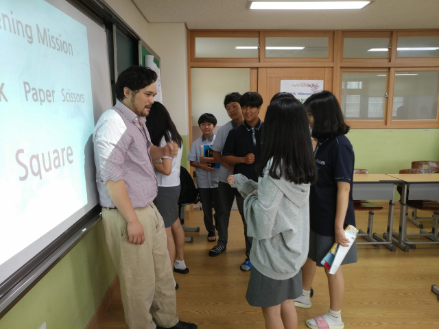 경상북도교육청이 외국어 교육을 강화하는 가운데 경북도청 신도시에 있는 풍천중학교에서 원어민보조교사가 학생들과 수업을 하고 있다. 경북교육청 제공
