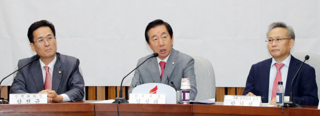 자유한국당 김성태 원내대표가 31일 국회에서 열린 소득주도성장정책 폐기 촉구를 위한 긴급 간담회에서 발언하고 있다. 연합뉴스