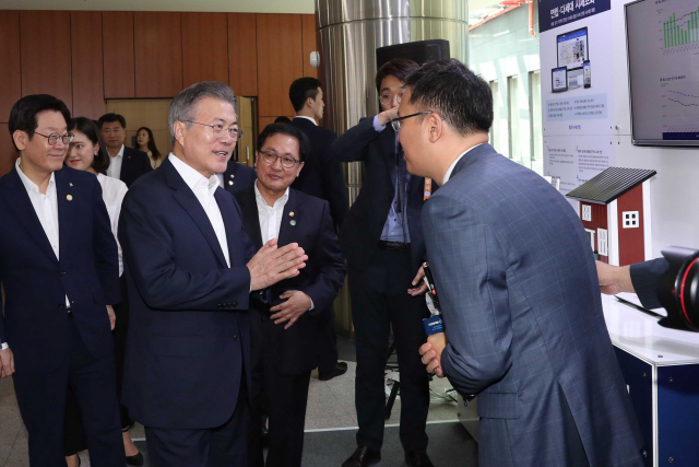 문재인 대통령이 31일 오후 경기도 성남 판교 스타트업 캠퍼스에서 열린 데이터 규제혁신 현장방문 행사에 참가한 빅데이터 활용 부동산 투자 업체 빅밸류의 코너를 찾아 질문하고 있다. 연합뉴스