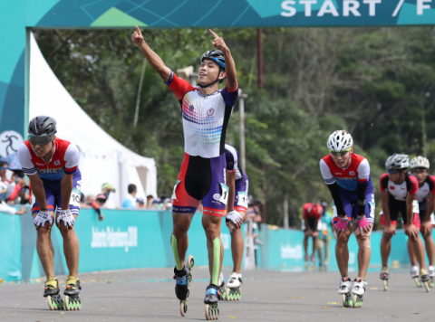 31일 팔렘방 자카바링 스포츠시티 롤러스포츠 경기장에서 열린 롤러스케이트 20km 남자 결승에서 최광호(왼쪽)와 손근성이 피니시라인을 통과하고 있다. 금메달은 대만 자오쭈정(가운데)이 차지했다. 연합뉴스