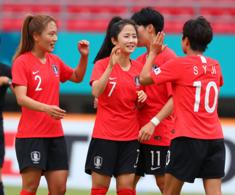 이민아(7번)가 2018 자카르타-팔렘방 아시안게임 여자축구 대만과의 의 동메달 결정전에서 팀의 세번째 골을 성공시킨 뒤 동료들과 기뻐하고 있다. 연합뉴스