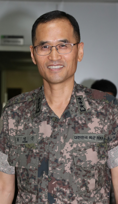 초대 안보지원사령관으로 임명된 남영신 기무사령관이 31일 오전 서울 용산구 국방부 청사에서 업무를 마친 뒤 건물을 나서고 있다. 계엄령 문건 파문을 일으킨 국군기무사령부를 대체하는 새로운 군 정보부대인 군사안보지원사령부가 1일 창설된다. 연합뉴스