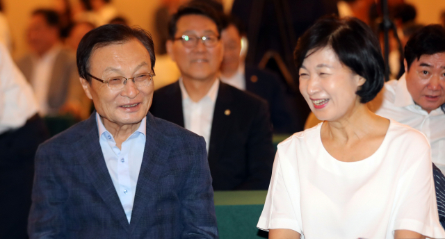 더불어민주당 이해찬 대표와 추미애 전 대표가 31일 충남 예산군 리솜스파캐슬 덕산에서 열린 민주당 2018년 정기국회 대비 워크숍에서 밝은 표정으로 대화하고 있다. 연합뉴스