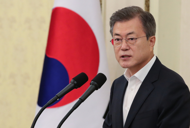 문재인 대통령이 1일 오전 청와대 영빈관에서 열린 당·정·청 전원회의에서 발언하고 있다. 이날 회의는 대통령, 민주당 의원 전원과 총리, 국무위원이 참석해 향후 국정 방향에 대해 논의했다. 연합뉴스