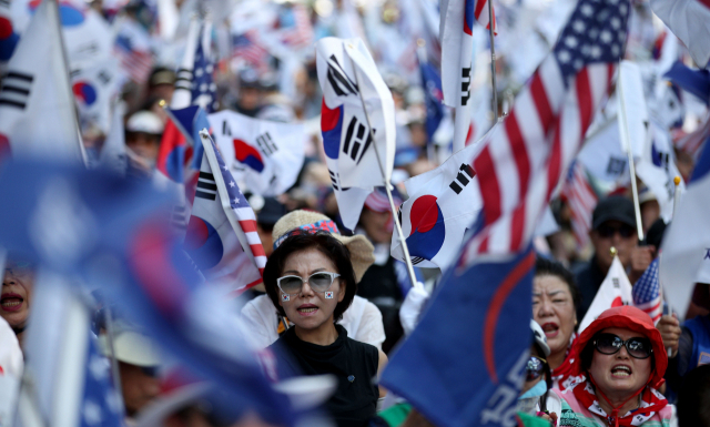 1일 오후 대구 범어네거리에서 열린 제79차 태극기집회에서 참가자들이 박근혜 석방을 요구하며 구호를 외치고 있다. 김영진 기자 kyjmaeil@msnet.co.kr