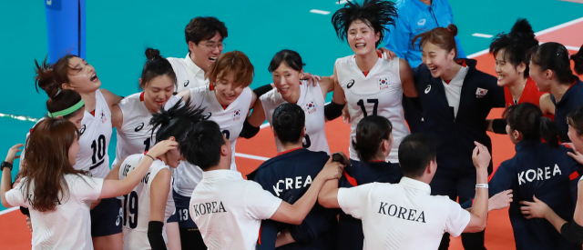 1일 오후(현지시간) 인도네시아 자카르타 겔로라 붕 카르노(GBK) 배구장에서 열린 2018 자카르타-팔렘방 아시안게임(AG) 여자 배구 동메달 결정전 한국과 일본의 경기. 4세트 듀스 상황에서 한국이 동메달을 확정하는 득점을 성공시킨 뒤 선수들이 얼싸안은 채 코트를 돌며 환호하고 있다. 연합뉴스