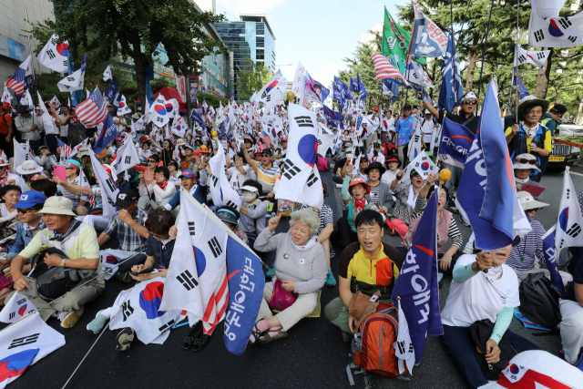 1일 대구 수성구 범어네거리에서 보수단체 회원들이 박근혜 전 대통령의 무죄 석방을 촉구하며 집회를 열고 있다. 김영진 기자 kyjmaeil@msnet.co.kr