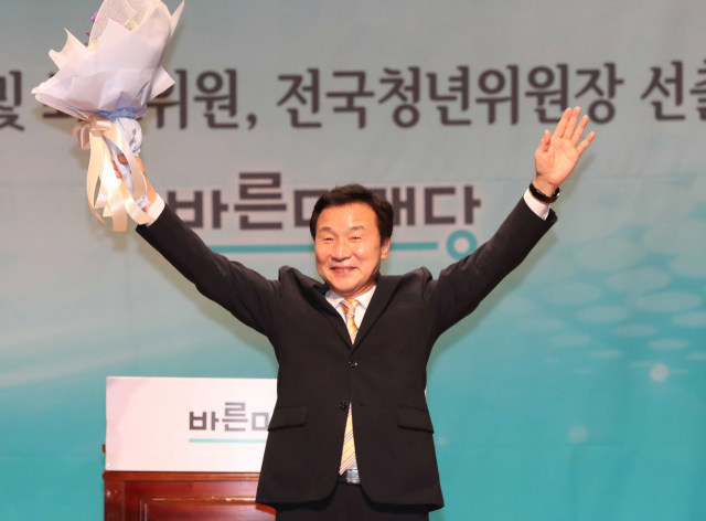 2일 오후 국회 의원회관에서 열린 바른미래당 당대표 및 최고위원 및 전국청년위원장 선출대회에서 신임 당대표로 선출된 손학규 후보가 당원들에게 인사하고 있다. 연합뉴스