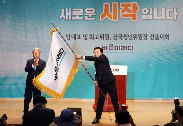 2일 오후 국회 의원회관에서 열린 바른미래당 당대표 및 최고위원 및 전국청년위원장 선출대회에서 선출된 손학규 신임 당대표가 당기를 흔들고 있다. 연합뉴스