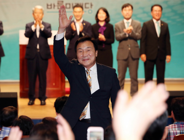 2일 오후 국회 의원회관에서 열린 바른미래당 당대표 및 최고위원 및 전국청년위원장 선출대회에서 손학규 당대표 후보가 당원들에게 인사하고 있다. 연합뉴스